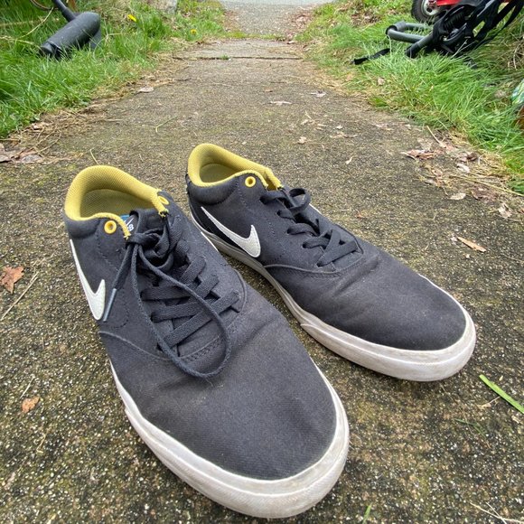 Nike shoes - Picture 2 of 3